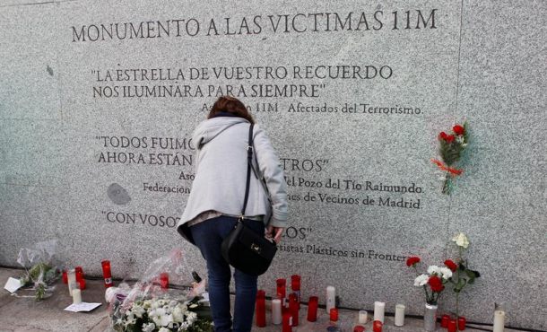 MADRID (ESPAÑA), 11.03.2018. Flores y velas junto al monumento a las víctimas de los atentados del 11M, con motivo del decimocuarto aniversario de la masacre. Efe.