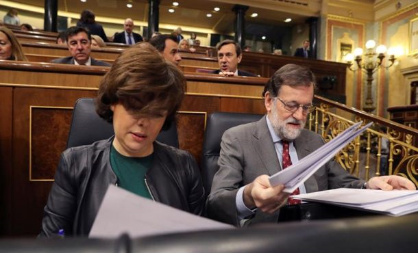 MADRID (ESPAÑA), 21.03.2018. El presidente del Gobierno, Mariano Rajoy, y la vicepresidenta, Soraya Sáenz de Santamaría (i), al inicio de la sesión al Ejecutivo celebrada hoy en el Congreso. Efe