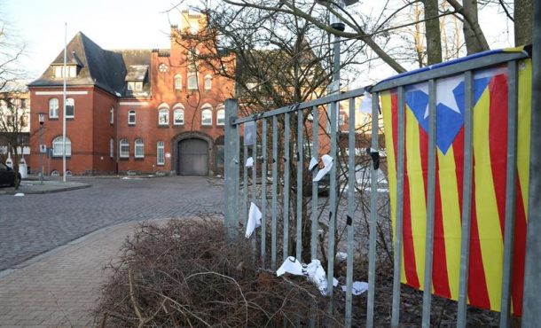 NEUMÜNSTER 8KIEL) ALEMANIA, 30.03.2018. En la imagen de ayer Viernes Santo de 2018, una banderola hispanófoba del golpismo amarillo en Cataluña (izquierda). Efe