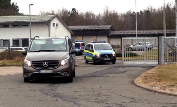 NEUMÜNSTER (ALEMANIA), 25.03.2018. Captura de video del momento en el que un furgón policial traslada al expresidente catalán Carles Puigdemont. efe