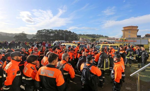 OVIEDO (ESPAÑA), 10.03.2018. Bomberos del Servicio de Emergencias del Principado de Asturias (SEPA), al frente del operativo de rastreo de la mujer desaparecida. efea