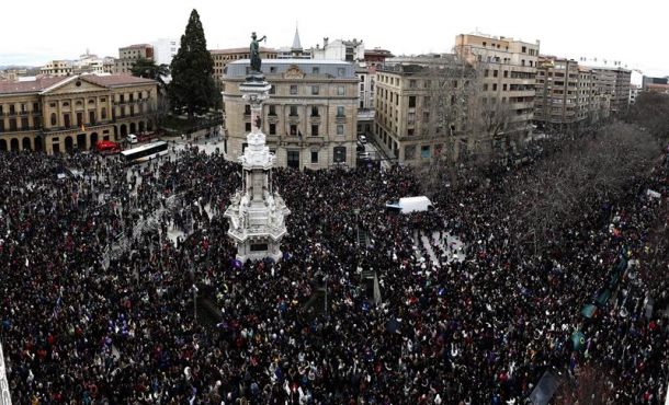 PAMPLONA (ESPAÑA), 9.03.2018. Miles de personas se han concentrado hoy, Día Internacional de la Mujer, frente al Monumento a los Fueros en el . Efe