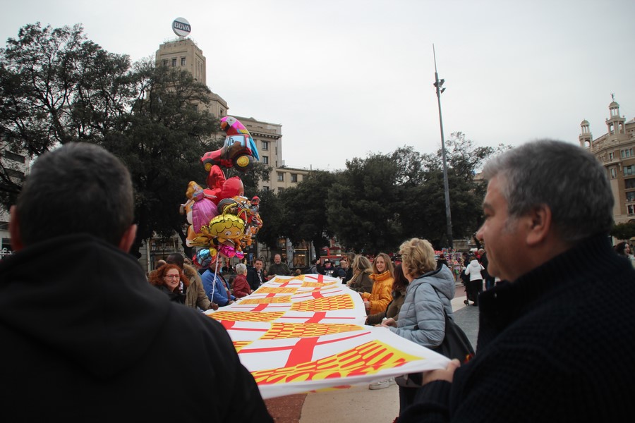 PLAZA DE CATALUÑA DE BARCELONA (ESPAÑA), 03.03.2018. Un grupo de tabarnieses y tabarniesas ondeando bandera de Tabarnia. Lasvocesdelpueblo (171)