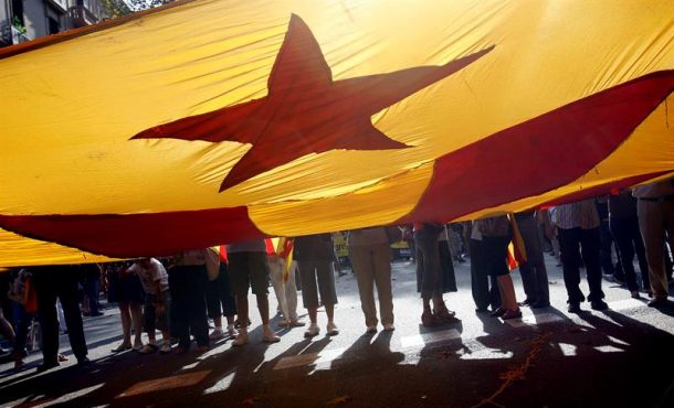 Un bandera separatista (estrellada) durante la manifestación del día del separatismo amarillo en Cataluña (11 de Septiembre), celebrada en Barcelona. Archivo Efe
