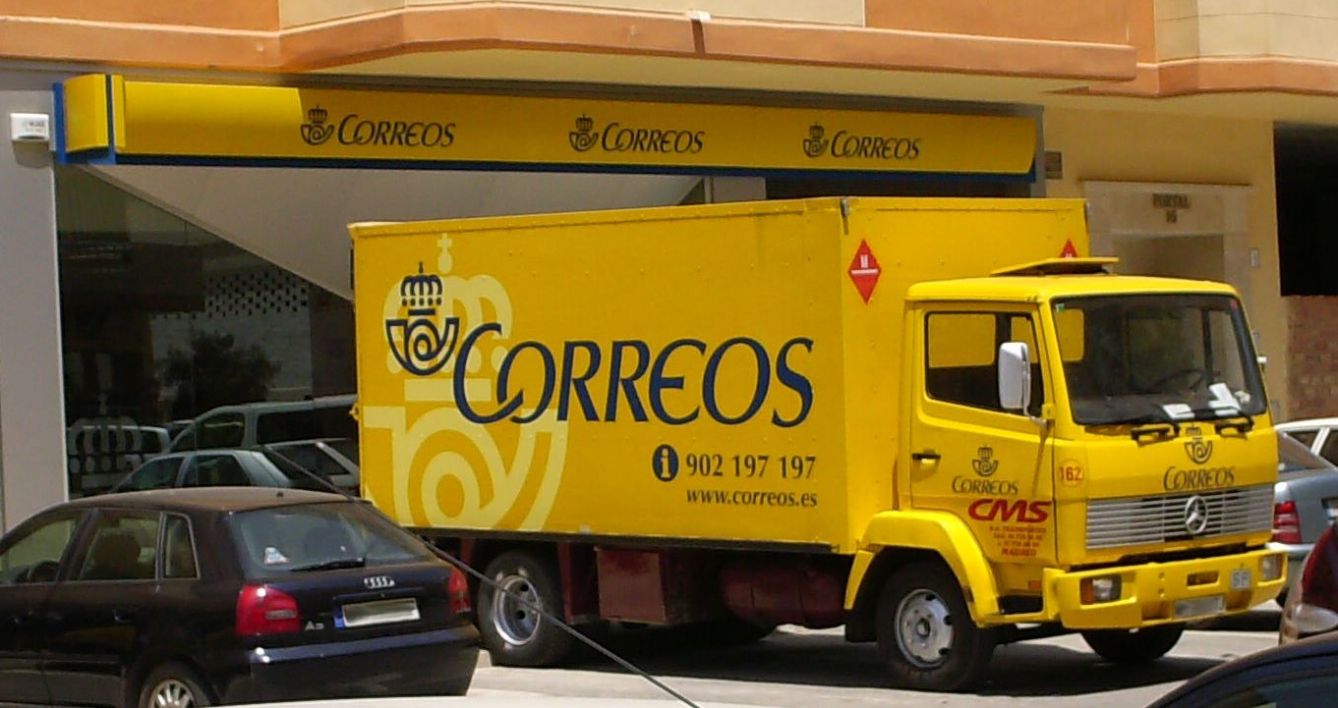 Un camión de distribución de Correos y Telégrafos de España. Archivo Efe