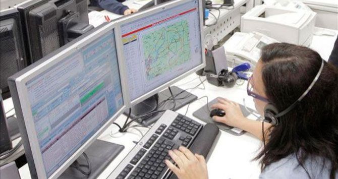 Una trabajadora del teléfono de emergencias 112 de Galicia. Archivo Efe