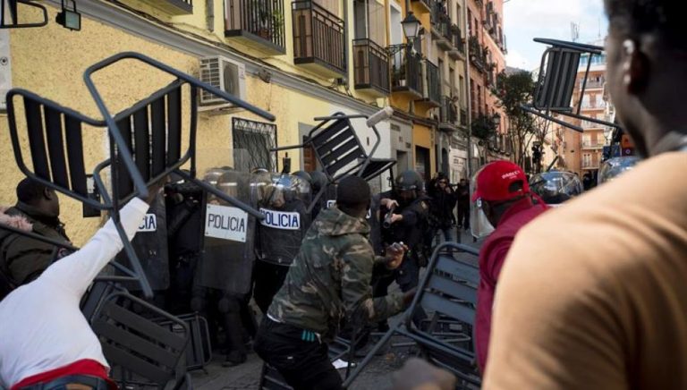 Enfrentamientos y saqueos en Lavapiés (Madrid), heridos 16 policías y solo 4 inmigrantes