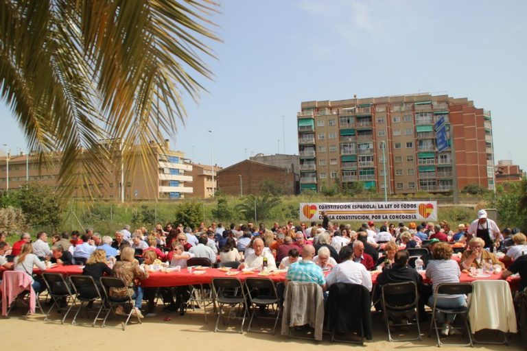 Centenares de españoles y los «Mozos por la Constitución» degustan la paella en Badalona