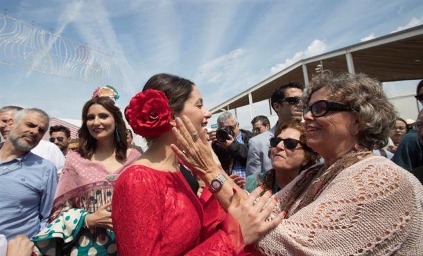 BARCELONA (ESPAÑA), 28.04.2018. La líder de Ciudadanos en Cataluña y portavoz nacional del partido, Inés Arrimadas, en su visita a la Feria de Abril de Cataluña. Efe.