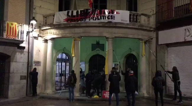 BERGA (BARCELONA) ESPAÑA, 10.04.2018. En la imagen los miembros y simpatizantes de los Grupos de Defensa y Resistencia (GDR) ante el Ayuntamiento de Berga. Lasvocesdelpueblo (1)