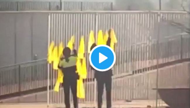 CATALUÑA (ESPAÑA), 29.04.2018. Captura imágenes del vídeo Twitter por la usuaria «Barbarella» @_Barella_ donde aparecen los mozos arrancando lazos amarillos neonazis. Lasvocesdelpueblo