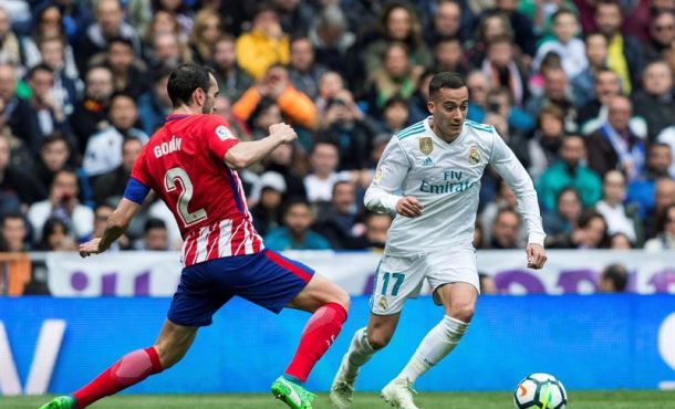 El defensa uruguayo del Atlético de Madrid, Diego Godín (i), pelea un balón con el extremo del Real Madrid, Lucas Vázquez. Archivo Efe
