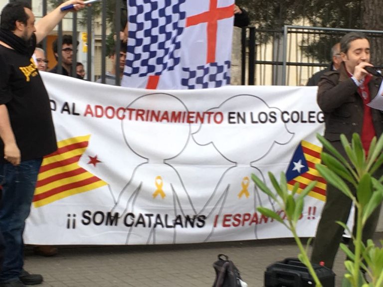 Medio centenar personas resisten en Barcelona contra «adoctrinamiento escolar»