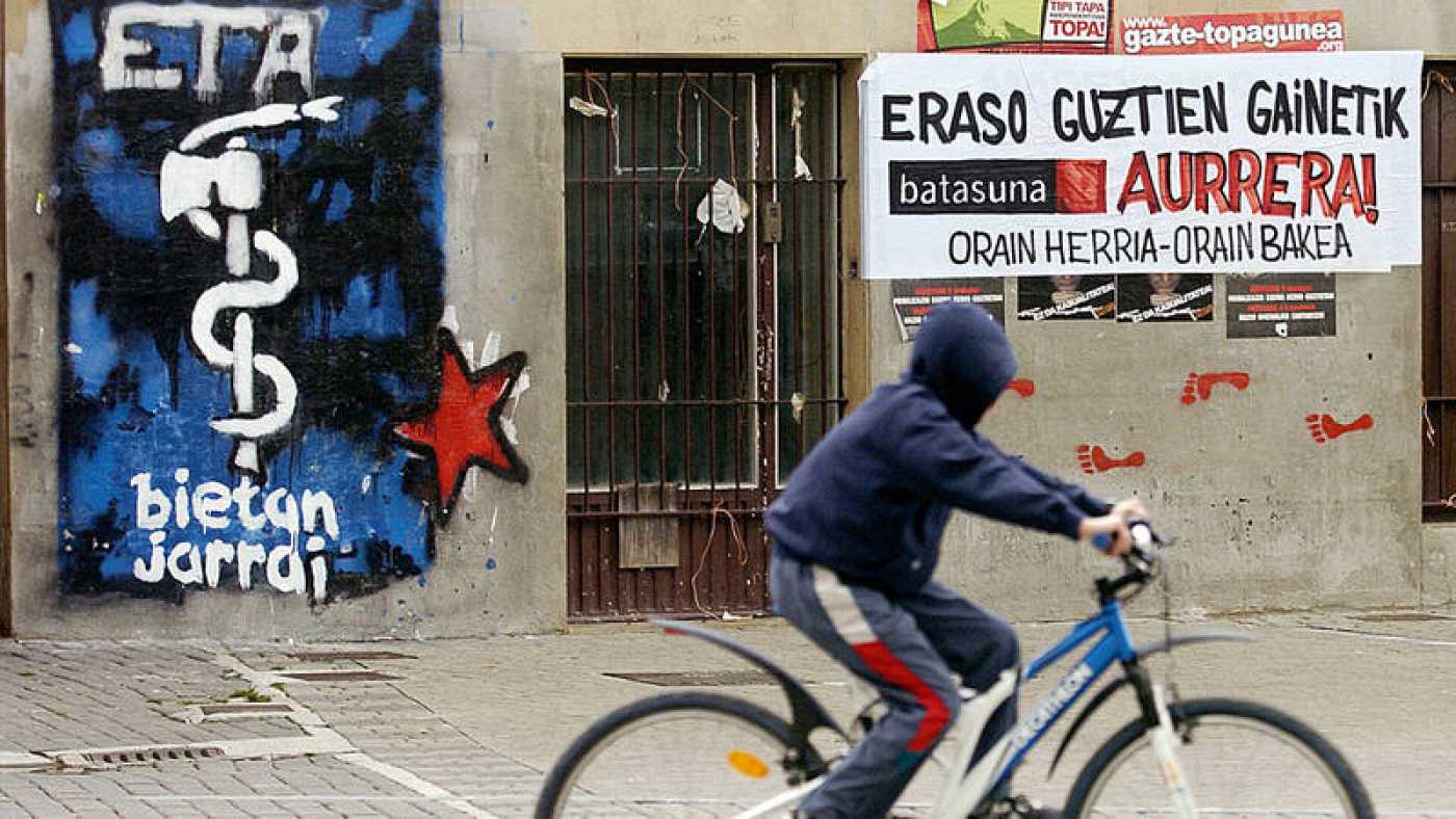 Imagen de archivo de una pintada con el logotipo de la banda terrorista ETA. Hoy, viernes 20 de abril de 2018, Los obispos vascos han pedido perdón. Efe