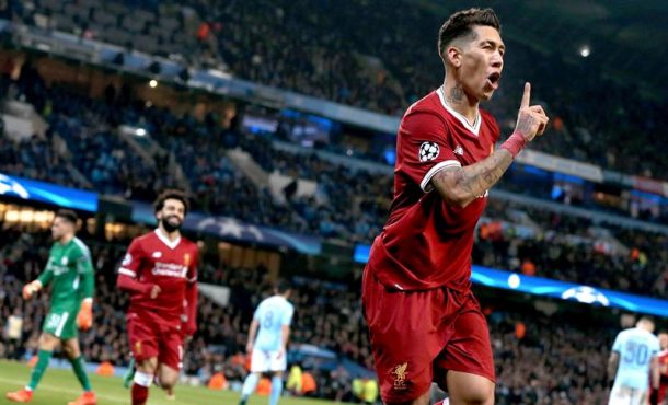 LONDRES (REINO UNIDO), 10.04.2018. El jugador Roberto Firmino (d) del Liverpool celebra la anotación del 2-1. Efe