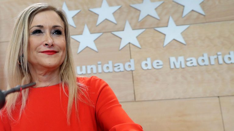Cifuentes renuncia al máster y rechaza dimitir