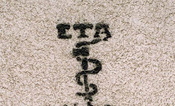 Logotipo de la banda terrorista ETA pintado en la pared de un inmueble. Archivo Efe