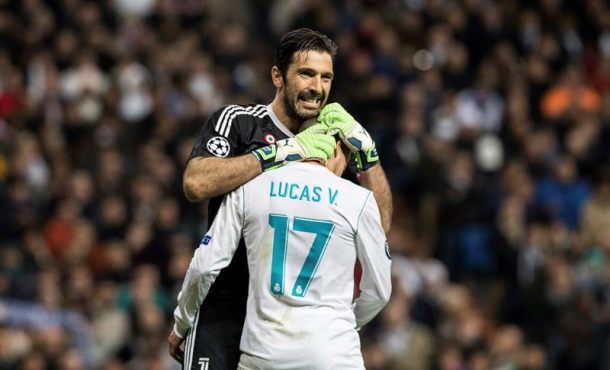 MADRID (ESPAÑA), 11.04.2018. El portero de la Juventus Gianluigi Buffon (i) abraza a Lucas Vázquez, del Real Madrid. Efe.