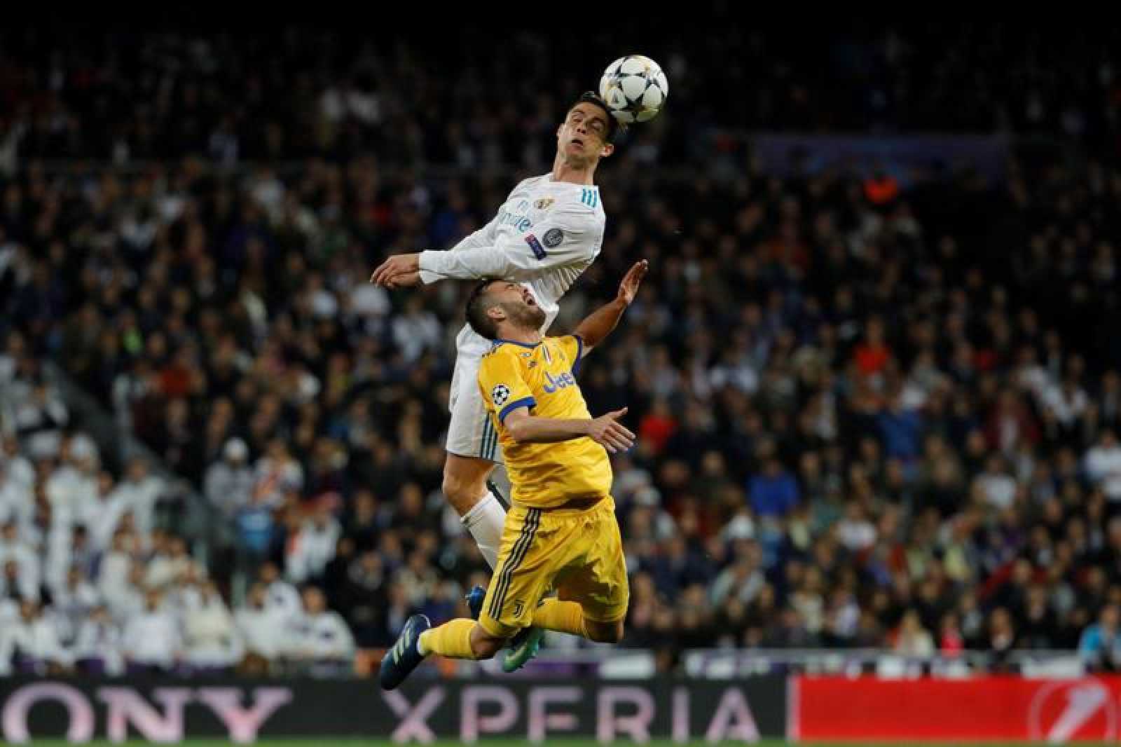 MADRID (ESPAÑA), 11.04.2018. Gonzalo Higuaín (i) pelea un balón con el delantero portugués del Real Madrid Cristiano Ronaldo (d). Efe