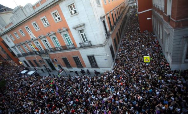 MADRID (ESPAÑA), 26.04.2018. Miles de personas asisten a la concentración convocada por colectivos feministas esta tarde frente al Ministerio de Justicia. Efe
