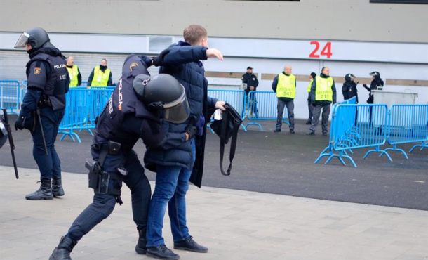 MADRID (ESPAÑA), año 2018. Un policía registra a un aficionado en las inmediaciones del estadio Wanda Metropolitano, momentos antes del inicio del partido. Archivo Efe