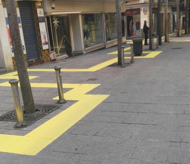 MARESME (BARCELOAN) ESPAÑA, 21.04.2018. Exposición separatista en espacios público de Mataró (Barcelona) de la obra «Glass Path» de la artista Aïda Gómez. Lasvocesdelpueblo (2)