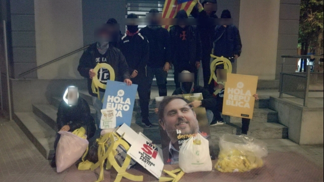 MATARÓ (BARCELONA) ESPAÑA, Los disidentes españoles de GDR posan por España tras la limpieza de la propaganda amarilla en Mataró. Lasvocesdelpueblo (1)