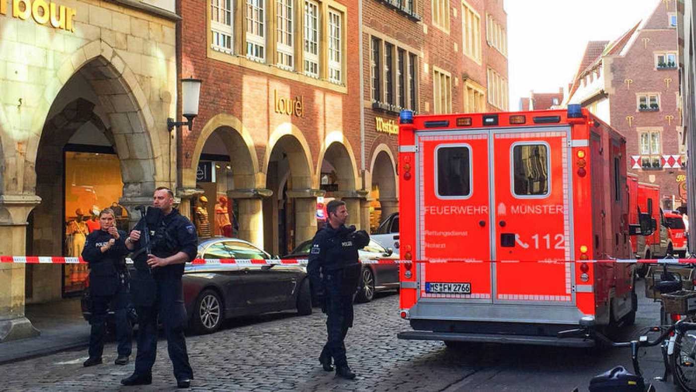 Münster (Alemania), 07.04.2018. La policía acordona el centro de la ciudad de Münster, Alemania, donde un vehículo ha embestido a la multitud y ha dejado varios muertos. Afp