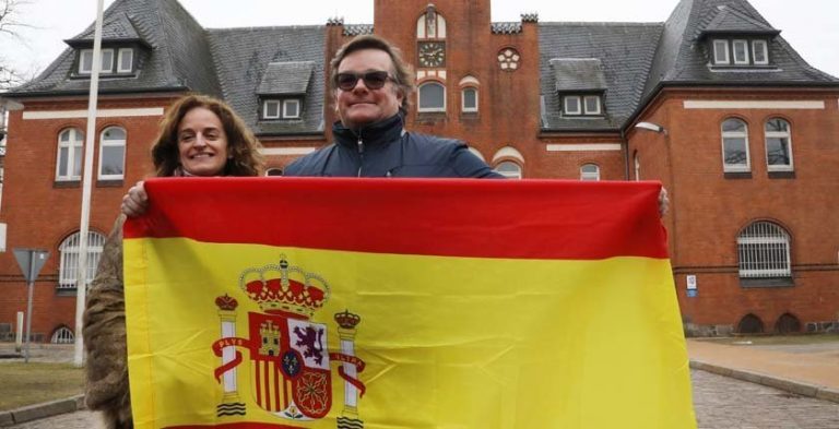 Pareja hispano-danesa celebra la detención de Puigdemont ante la cárcel alemana