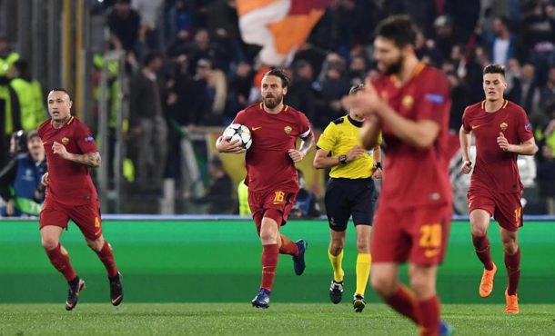 ROMA (ITALIA), 10.04.2018. El jugador de la Roma Daniele de Rossi (c) celebra después de anotar un gol de penalti durante un partido entre la Roma. Efe