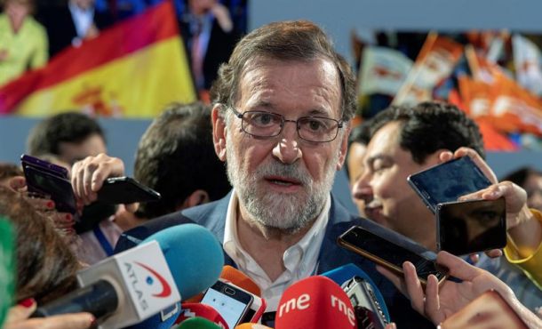 SEVILLA (ESPAÑA), 07.04.2018. El presidente del Gobierno, Mariano Rajoy, atiende a los medios de comunicación durante la Convención Nacional del PP que se celebra hoy en Sevilla. Efe.