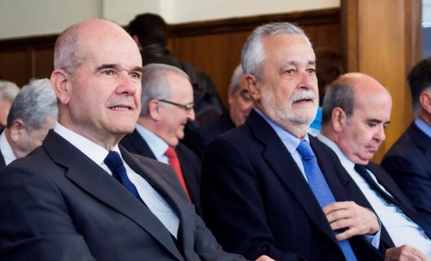 SEVILLA (ESPAÑA), 21.04.2018. El expresidente del Gobierno andaluz socialista, Antonio Griñán (d), junto al también expresidente durante 19 años, Manuel Chaves (i). Efe