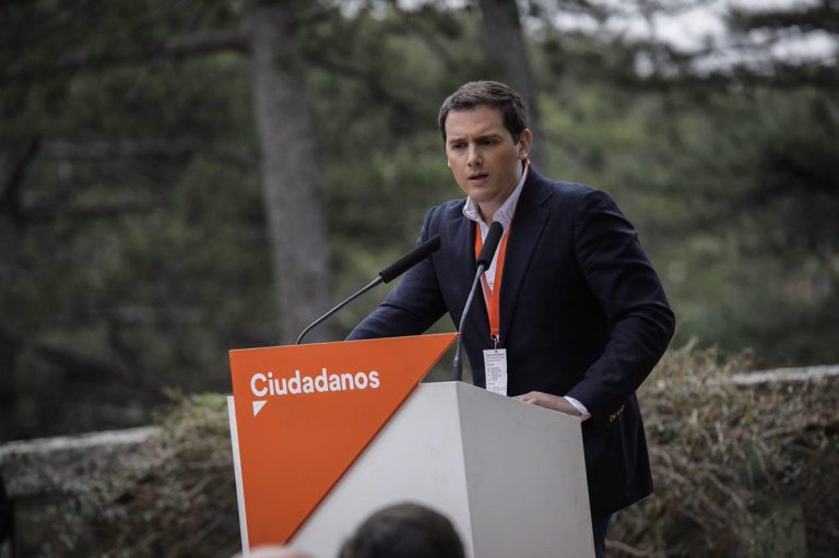 Ciudadanos ya supera al PSOE y pisa los talones a un PP en mínimos históricos