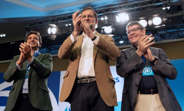TOLEDO (ESPAÑA), 22.04.2018. El presidente del Gobierno, Mariano Rajoy, acompañado ayer por el ministro Álvaro Nadal (d) y el presidente del PP en Baleares, Biel Company (i). Efe