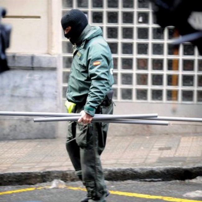 Un agente de la Guardia Civil durante el registro de un inmueble en Bilbao. Archivo Efe