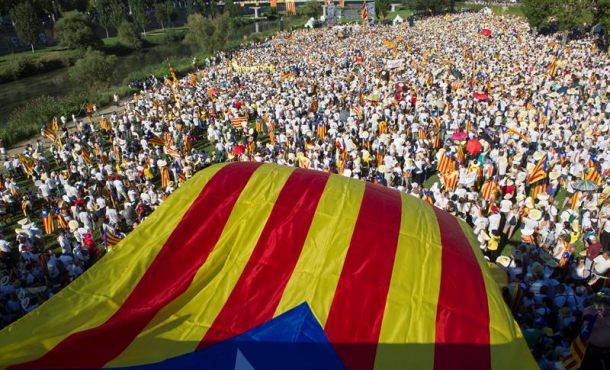 Una trapo con estrella del independentismo en una manifestación racista independentista. Archivo Efe