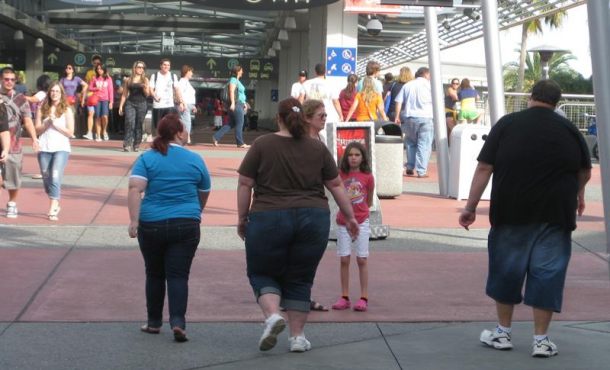 Vista de tres personas con obesidad en la calle. Efe.
