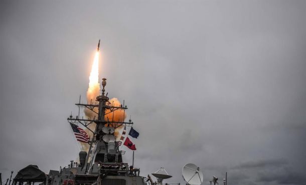 WASHINTONG (EEUU), 13.04.2018. A handout photo file made available by the US Navy on 14 April 2018, shows the Arleigh Burke-class guided-missile destroyer USS Donald Cook. Efe