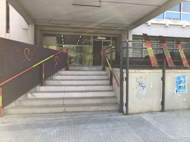 11.05.2018. fachada de la UAB españolizada por la juventud española en Cataluña. Lasvocesdelpueblo..