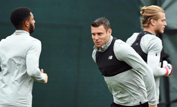 14204982wEl centrocampista inglés James Milner (c), del Liverpool, asiste con sus compañeros a un entrenamiento. Archivo Efe