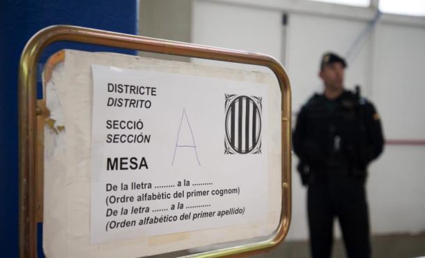 Agentes de la Guardia Civil, custodian el colegio de Sant Julià de Ramis (Girona), en el referéndum independentista del 1-O suspendido por el Tribunal Constitucional. Archivo Efe