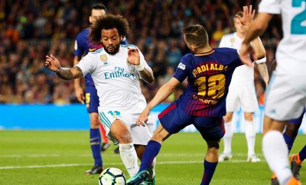 BARCELONA (ESPAÑA), 06.05.2018. El defensa brasileño del Real Madrid, Marcelo (i), intenta superar la entrada del jugador del FC Barcelona, Jordi Alba. Efe