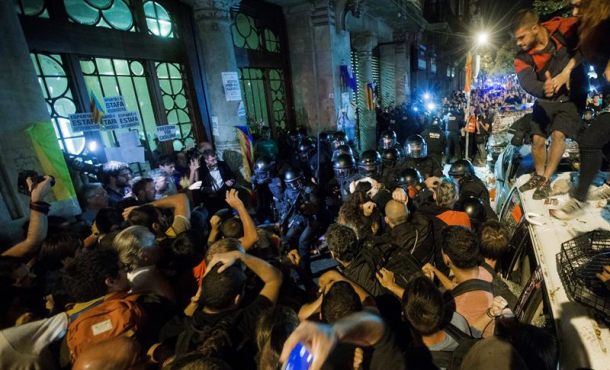 BARCELONA (ESPAÑA), CONSEJERÍA DE HACIENDA Y ECONOMÍA DE LA GENERALIDAD DE CATALAUÑA, 20.10.2017. Agentes de los Mozos de Escuadra custodian. Efe