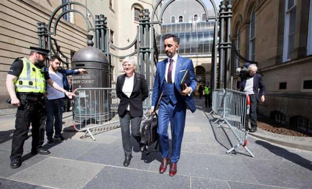 EDIMBURGO (REINO UNIDO), 15.05.2018. La exconsellera de la Generalitat Clara Ponsatí, acompañada de su abogado Aamer Anwar. Efe