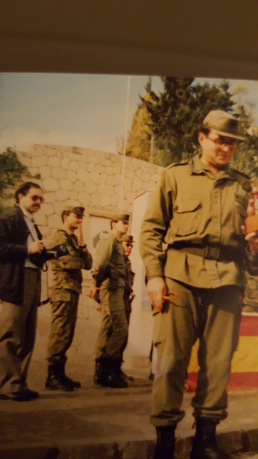 ESPAÑA, AÑO 1987. «Ahí está Quim Torra. Como Alférez de milicias en el Regimiento Palma-47. Estamos hablando de mediados de los 80 (alrededor de 1987)». Lasvocesdelpueblo. FOTOGRAFÍA. ESPAÑA, AÑO 1987. «Ahí está Quim Torra. Como Alférez de milicias en el Regimiento Palma-47. Estamos hablando de mediados de los 80 (alrededor de 1987). Que no se excuse en dictaduras», apuntan fuentes seguras a Lasvocesdelpueblo (Ñ Pueblo).