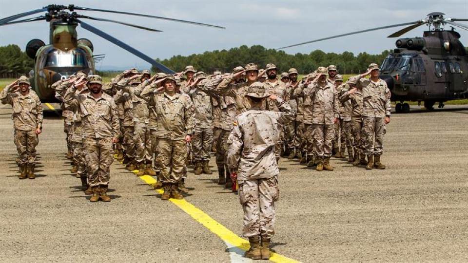 En la imagen una unidad de helicópteros españoles. Los cinco helicópteros españoles que forman parte de la Unidad española (UHEL). Archivo Efe
