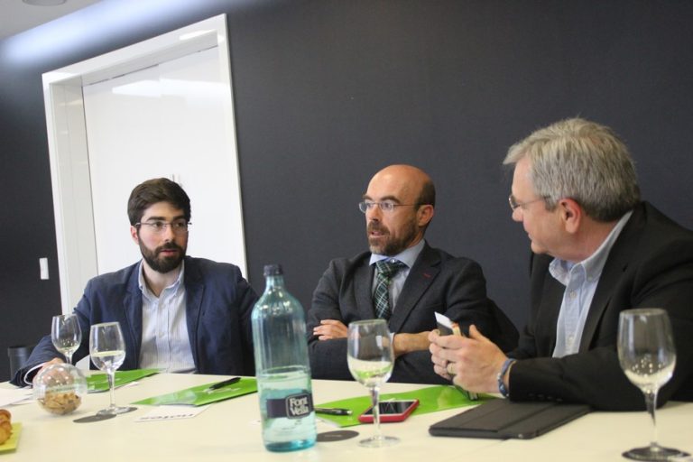 FOTOGRAFÍA. HOTEL BARCELÓ SANTS (BARCELONA) ESPAÑA, 30.05.2018. Candidatura ganadora de Buxadé con Tertsch y Girauta. Vista de los cargos de VOX y Comunicación del partido hoy con la prensa en la sala número 2 del Hotel Barceló Sants de Barcelona, el vicesecretario de comunicación de VOX, Manuel Mariscal (izda.) junto al vocal de VOX Nacional, el catalán Jorge Buxadé; y miembro de VOX, Damian Cuartero. La formación que lidera Santiago Abascal se va a implantar Barcelona donde se presentará a las elecciones municipales de 2019 entre otras citas electorales. Lasvocesdelpueblo (Ñ Pueblo)