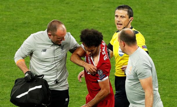 KIEV (UCRANIA), 26.05.2018. Liverpool's Mohamed Salah (C) reacts as he leaves the pitch after being injured during the UEFA.. Efe