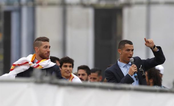 MADRID (ESPAÑA), 27.05.2018. Los jugadores del Real Madrid Sergio Ramos (i) y Cristiano Ronaldo junto a la estatua de la Cibeles. Efe