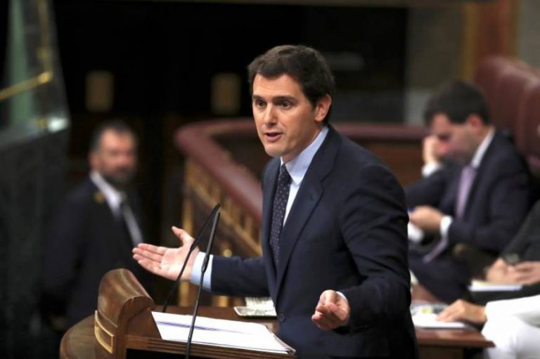 Rivera ofrece a Sánchez pactar elecciones y que no gobierne con separatistas